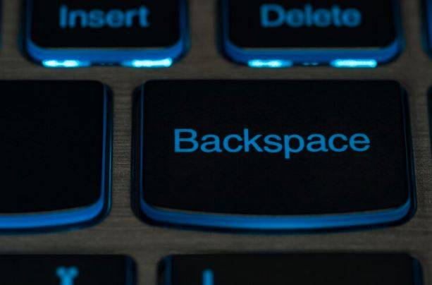 perbedaan backspace dengan delete